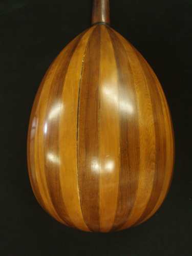Splits in the back of the oud.
